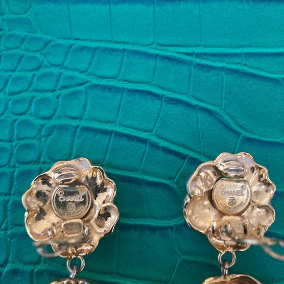 Pre-Loved Vintage CHANEL Gold Plated Clip-On Camellia Flower Dangle Earrings - Picture 4 of 5